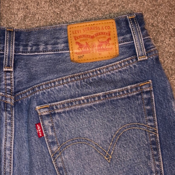 Medium/Dark Wash Levi’s Shorts - Picture 3 of 5